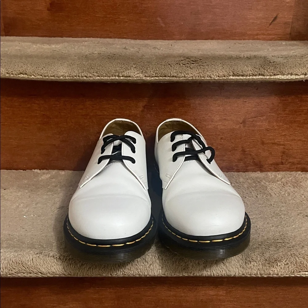 NWOT Dr. Martens White Leather Oxfords with Black Accents Men’s Size 8